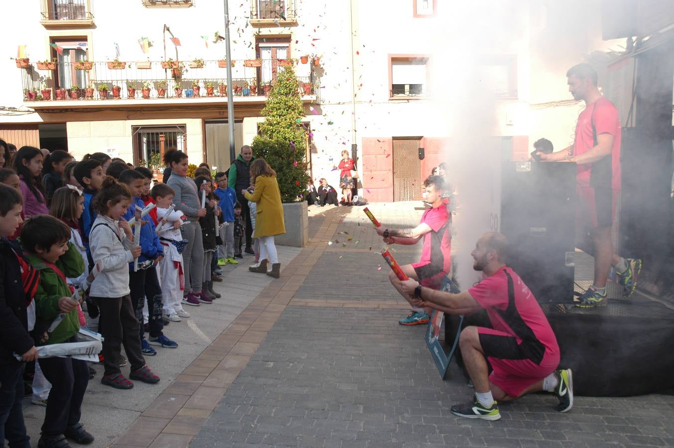 Imágenes de las fiestas de la Anunciación de El Villar de Arnedo, donde se disfrutó de un espectáculo infantil con encierro simulado, baile, toro hinchable...