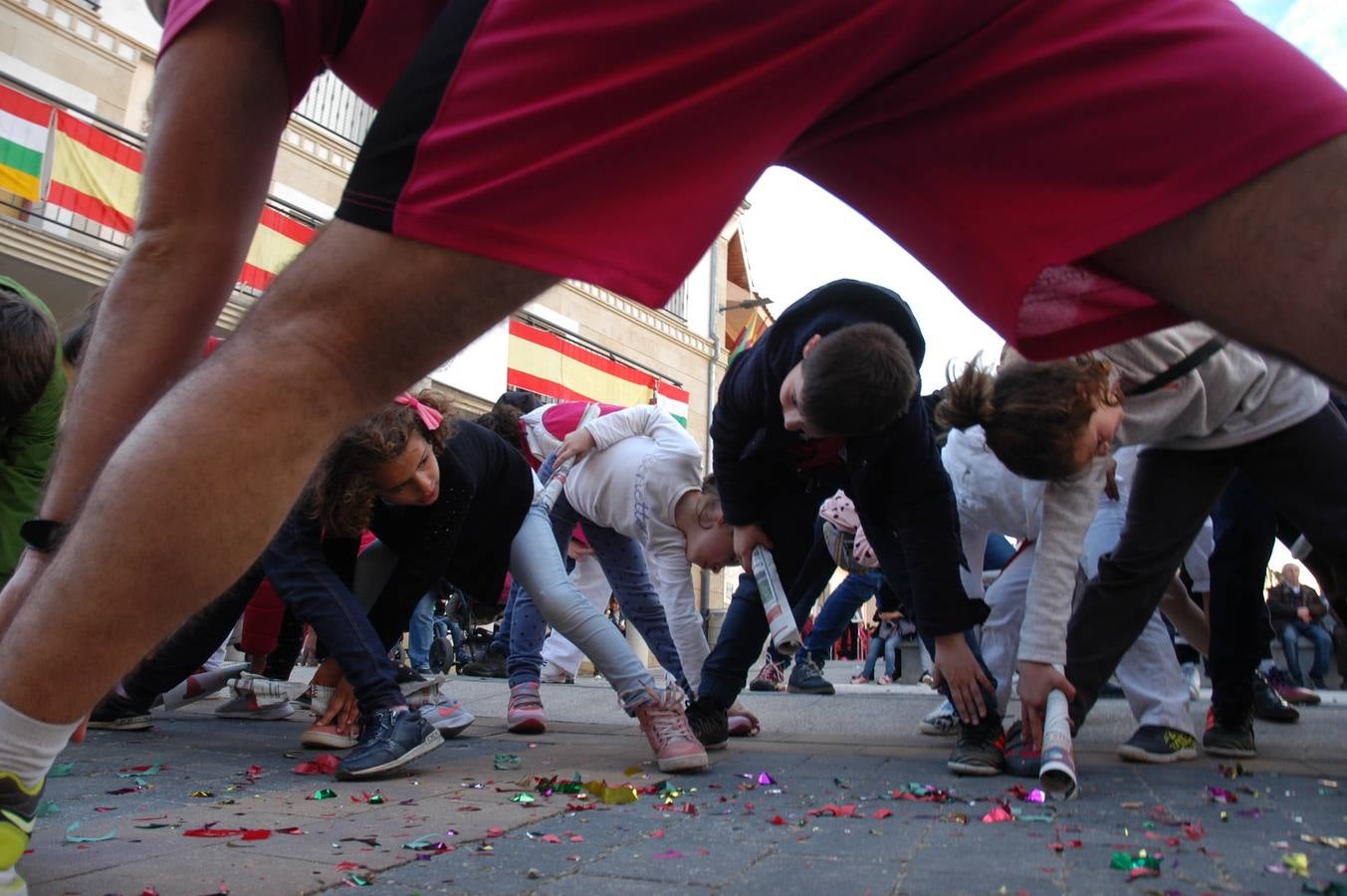 Imágenes de las fiestas de la Anunciación de El Villar de Arnedo, donde se disfrutó de un espectáculo infantil con encierro simulado, baile, toro hinchable...