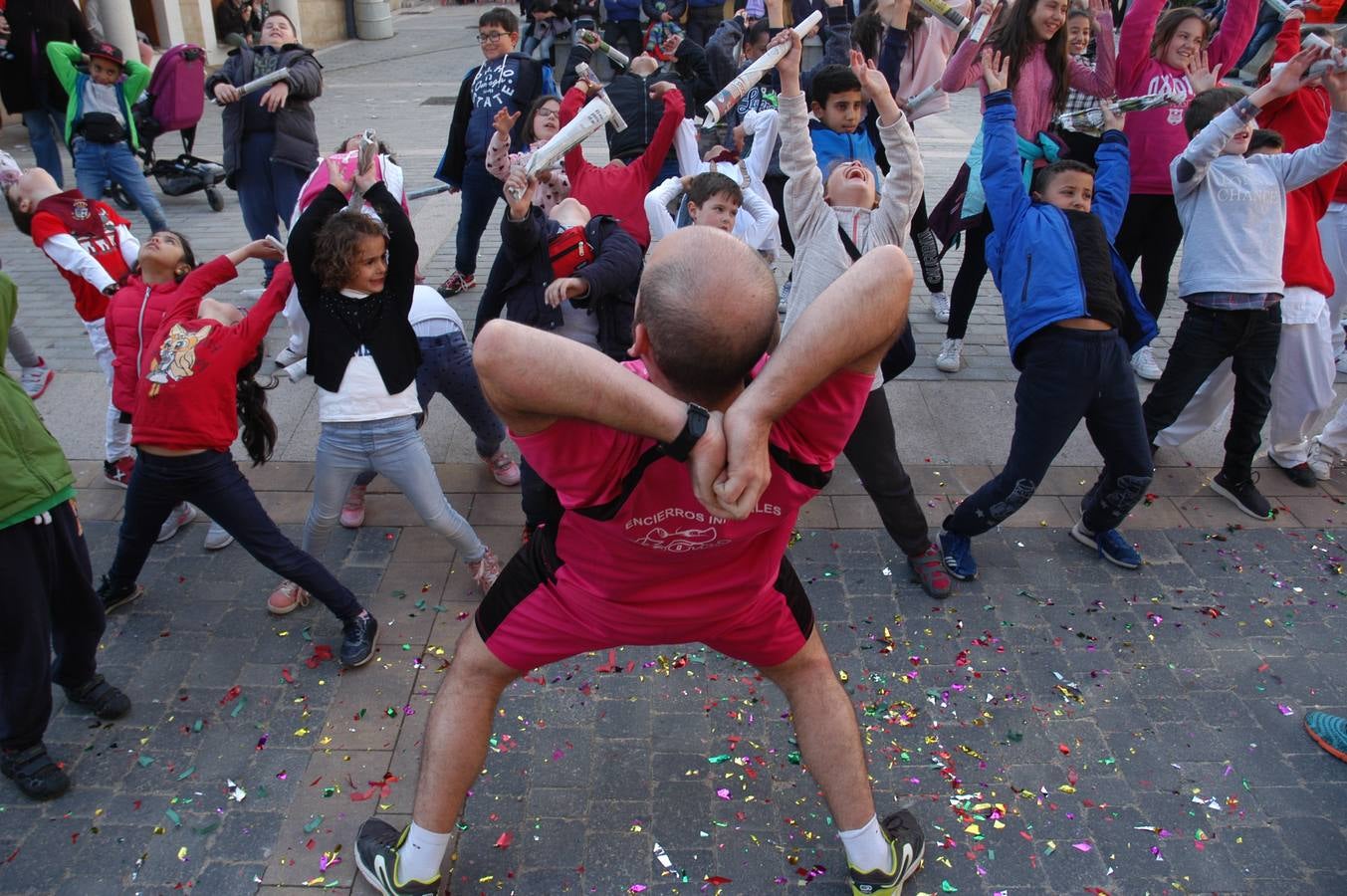Imágenes de las fiestas de la Anunciación de El Villar de Arnedo, donde se disfrutó de un espectáculo infantil con encierro simulado, baile, toro hinchable...