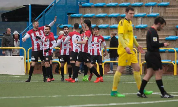 Los jugadores de la Sociedad Deportiva Logroñés celebran uno de sus tres goles. :: 