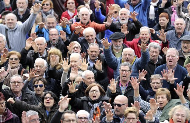 Pensionistas en una de las concentraciones en defensa de unas pensiones dignas y de su actualización con el IPC. :: luis tejido