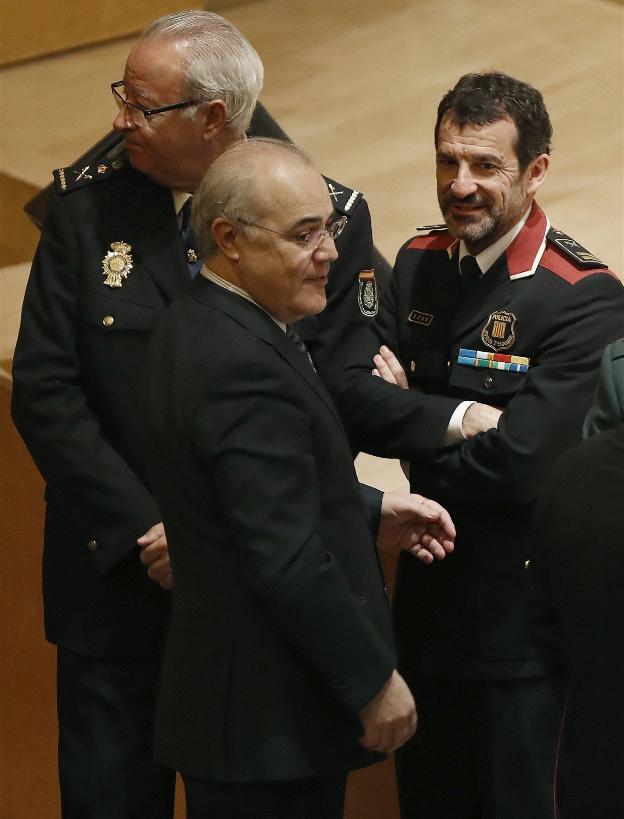 El juez Llarena departe ayer en Barcelona con el jefe de los Mossos, Ferran López. :: andreu dalmau / efe