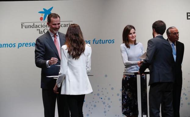 Los Reyes presiden la entrega de becas de La Caixa.