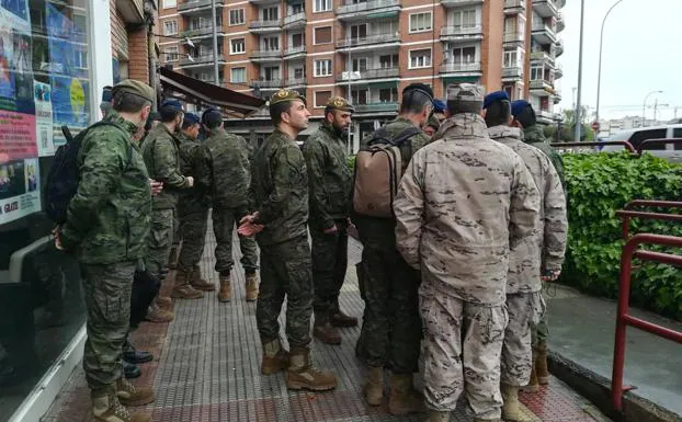 Varios militares inspeccionan hoy mismo la calle Vara de Rey. 