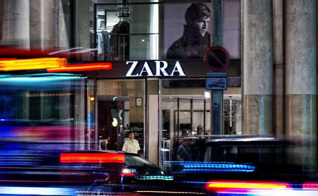 Tienda de Zara en la confluencia del Paseo de Gracia con Gran Via, en Barcelona.