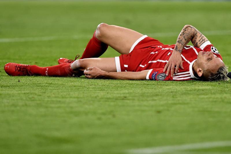 El Bayern de Múnich y el Sevilla, durante el choque de vuelta de cuartos de la Champions en el Allianz Arena.