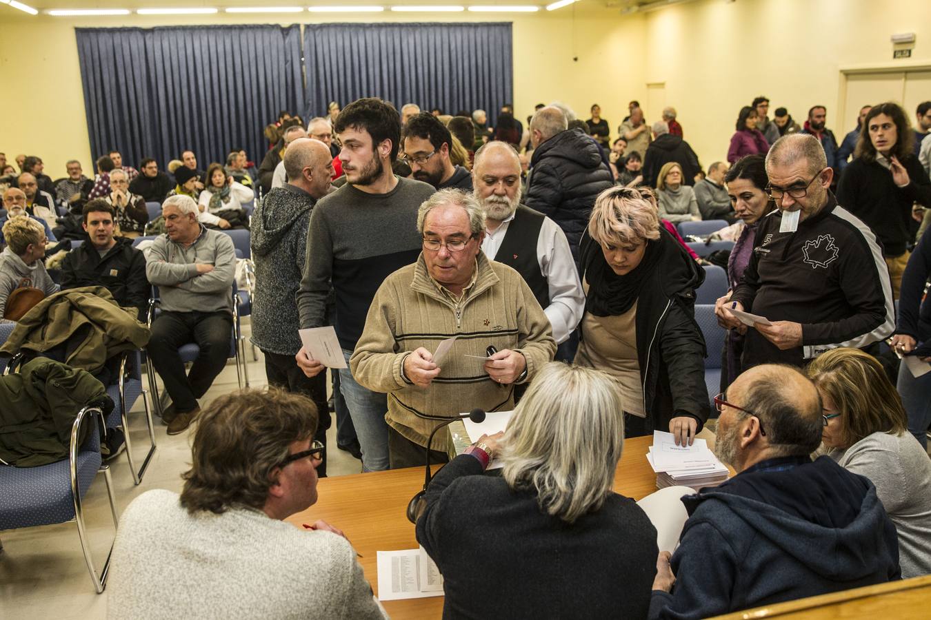 Imágenes de la asamblea de Cambia Logroño, que votó a favor de que Gonzalo Peña continúe como concejal del Ayuntamiento logroñés.