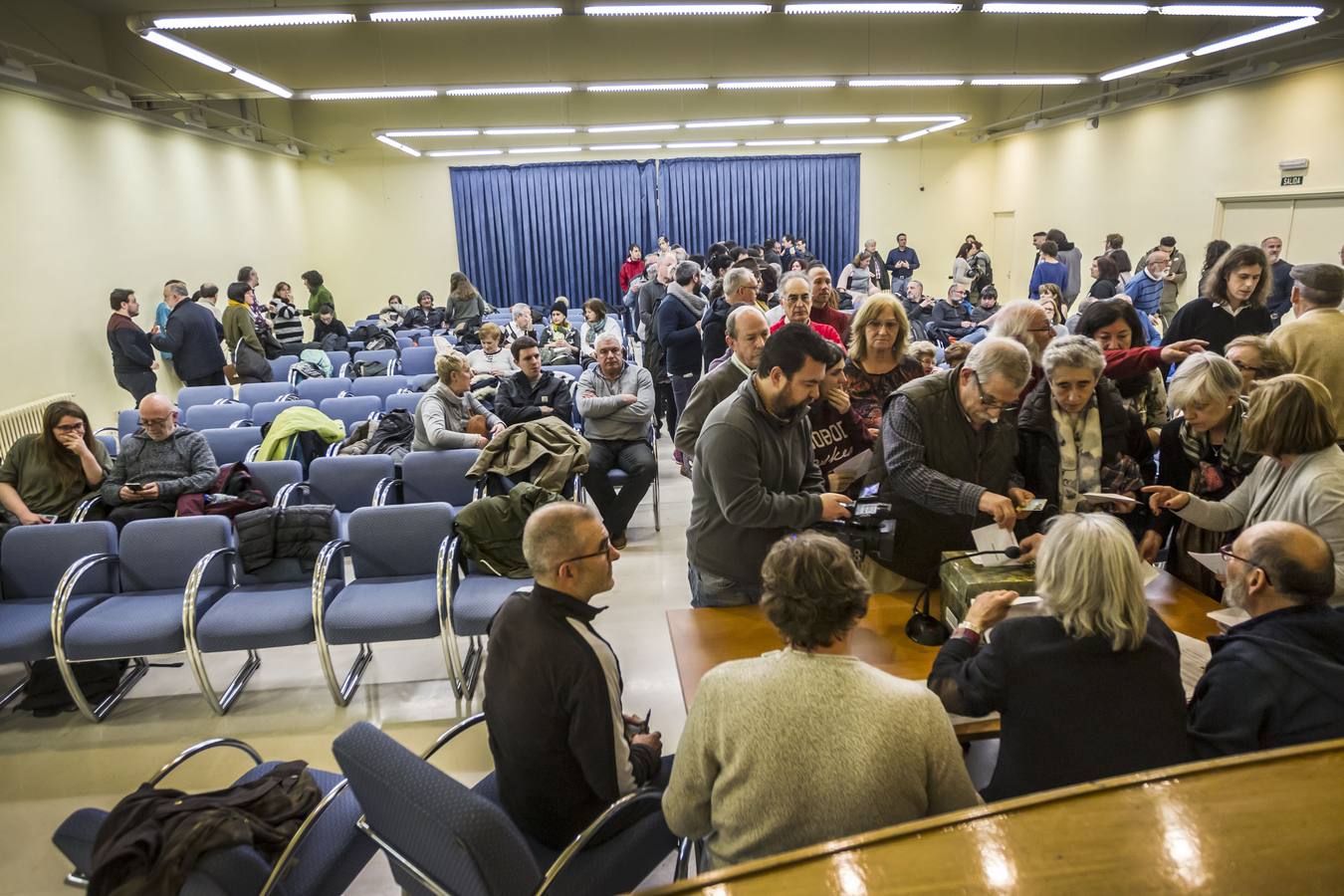 Imágenes de la asamblea de Cambia Logroño, que votó a favor de que Gonzalo Peña continúe como concejal del Ayuntamiento logroñés.