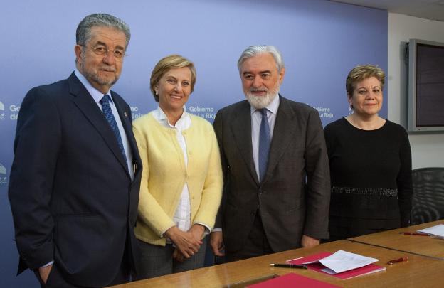 José Antonio Pascual (i), Leonor González Menorca, Darío Villanueva y Almudena Martínez. :: díaz uriel