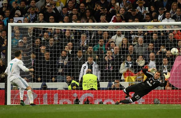 Cristiano bate a Szcesny en el penalti que significó la clasificación del Real Madrid sobre la bocina. :: afp