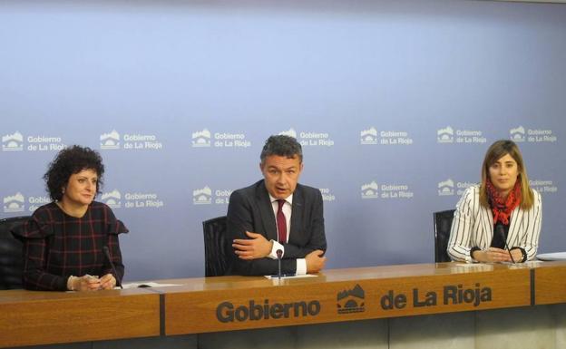 El consejero de Políticas Sociales Conrado Escobar junto a la directora general de Servicios Sociales, Celia Sanz y la subdirectora de Atenzia, María López 
