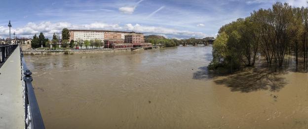 Aspecto del Ebro en Logroño, con el soto inundable ya anegado, ayer al mediodía. :: j.r.