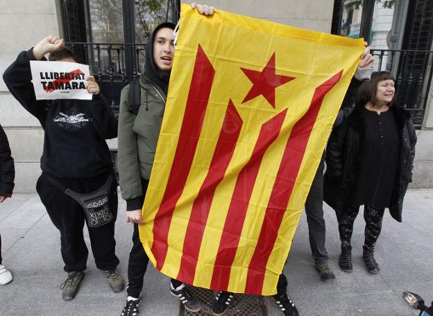 Simpatizantes de los CDR se manifiestan ayer a la puerta de la Audiencia Nacional. :: P. AGULAR / EFE