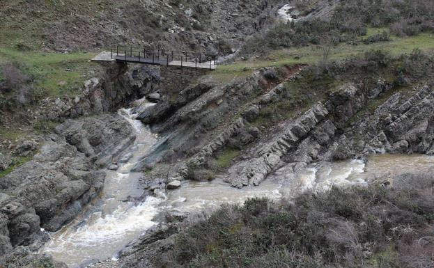 Robres del Castillo. El río Jubera recibe al del Sepulcro bajo el puente de Oliván y (a la derecha) se precipita hacia Robres por el Goyizo. 