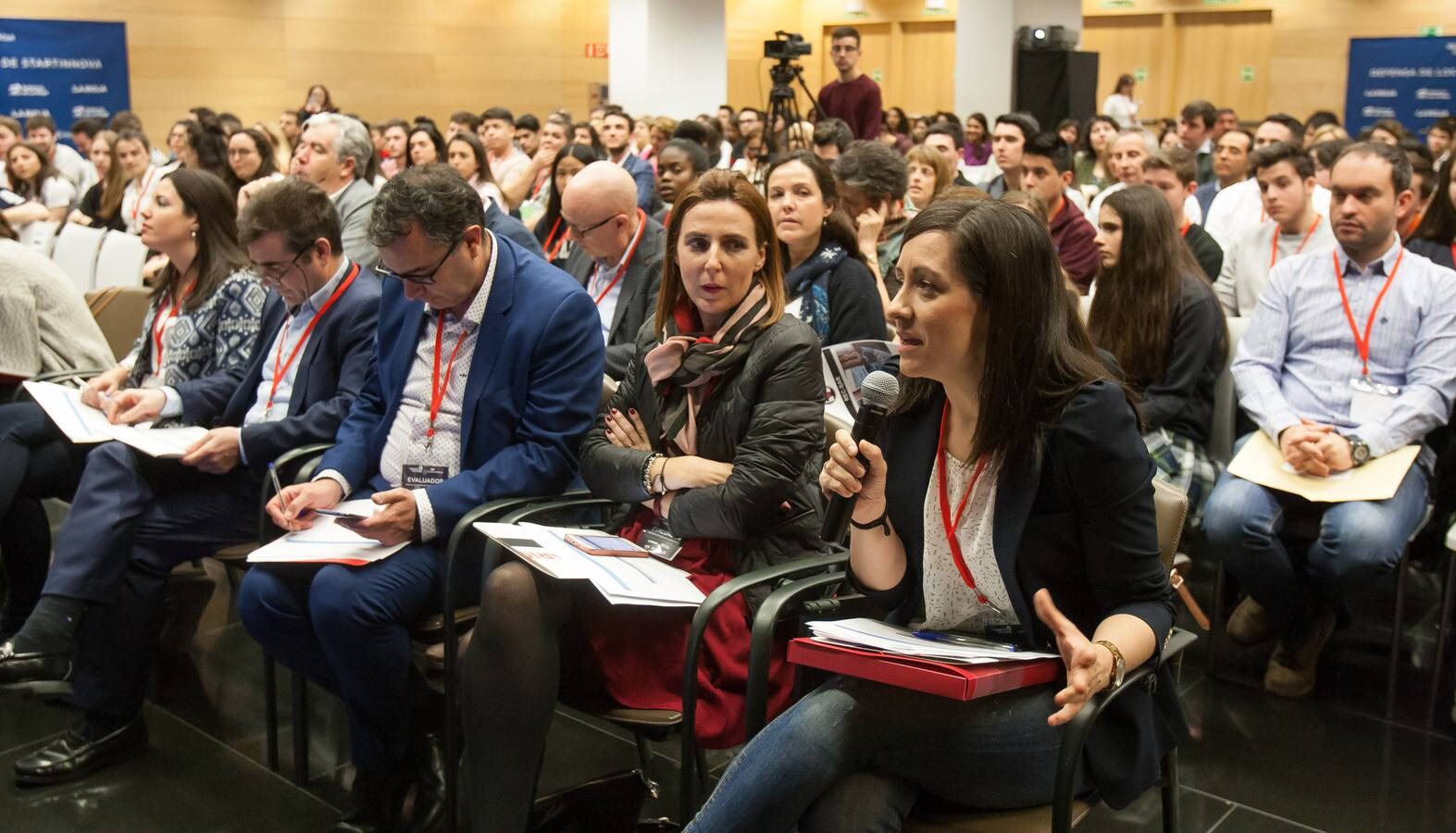 Dieciséis equipos que han pasado a la final han defendido hoy sus proyectos en Riojafórum ante un tribunal evaluador