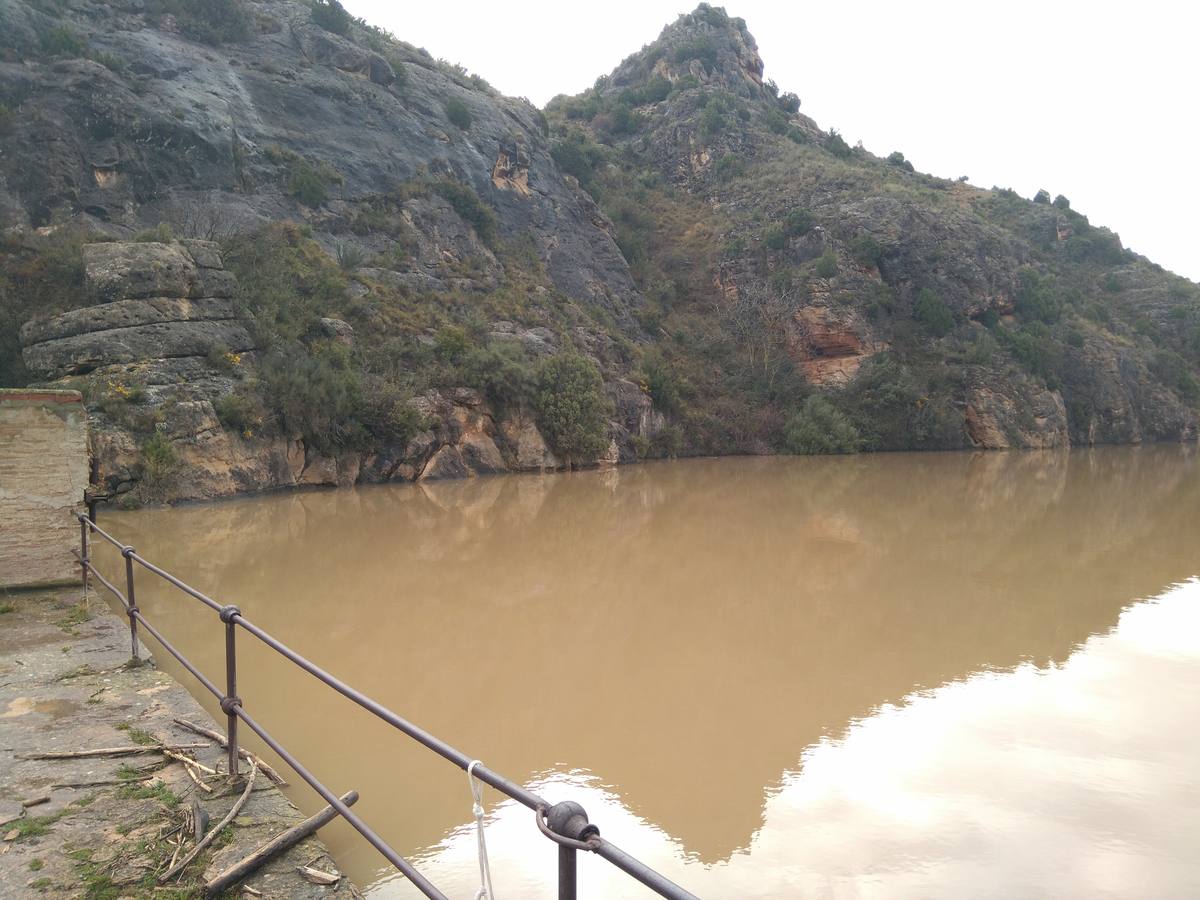 Las lluvias y las nevadas de los últimos meses han provocado el actual aumento de los cauces de los ríos de la comarca de Cervera. El Añamaza, procedente de tierras sorianas ha provocado el llenado del embalse del mismo nombre, en Valdegutur, pedanía de Cervera. Todas las compuertas están abiertas desde hace varios días y ayer el agua continuaba en el límite de la cota de la presa.