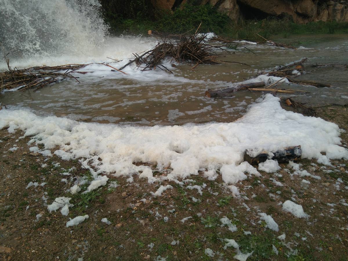 Las lluvias y las nevadas de los últimos meses han provocado el actual aumento de los cauces de los ríos de la comarca de Cervera. El Añamaza, procedente de tierras sorianas ha provocado el llenado del embalse del mismo nombre, en Valdegutur, pedanía de Cervera. Todas las compuertas están abiertas desde hace varios días y ayer el agua continuaba en el límite de la cota de la presa.