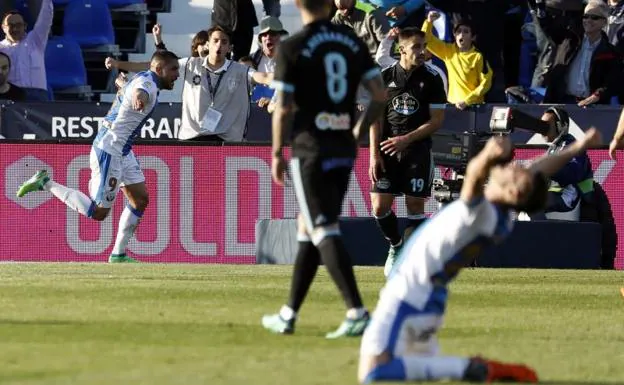 Miguel Ángel Guerrero (i) celebra el gol de la victoria ante el Celta. 