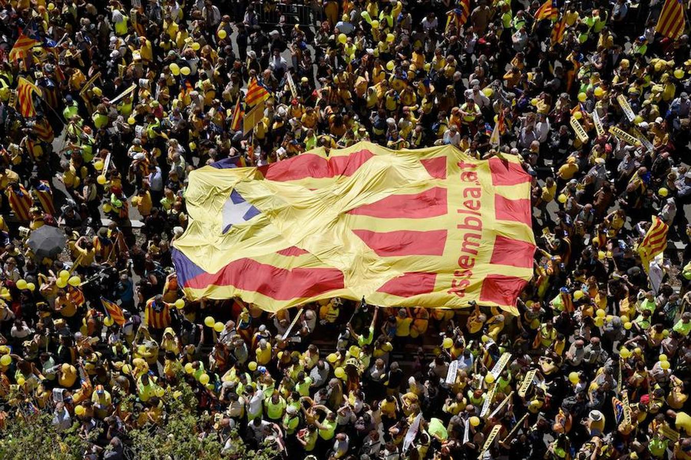 Miles de personas se manifiestan en Barcelona por los presos soberanistas.