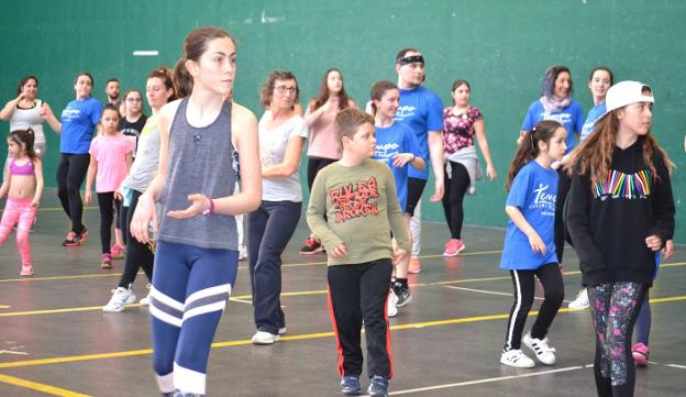 Calagurritanos de todas las edades bailaron por una buena causa. :: i. álvarez. 