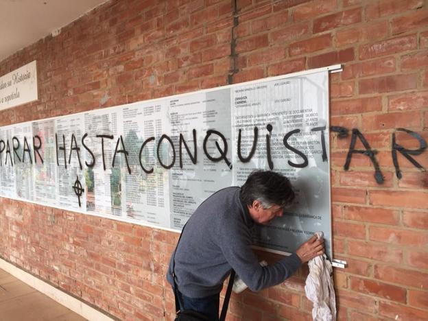 Limpieza de las pintadas fascistas, que se repiten dos años después. :: La barranca