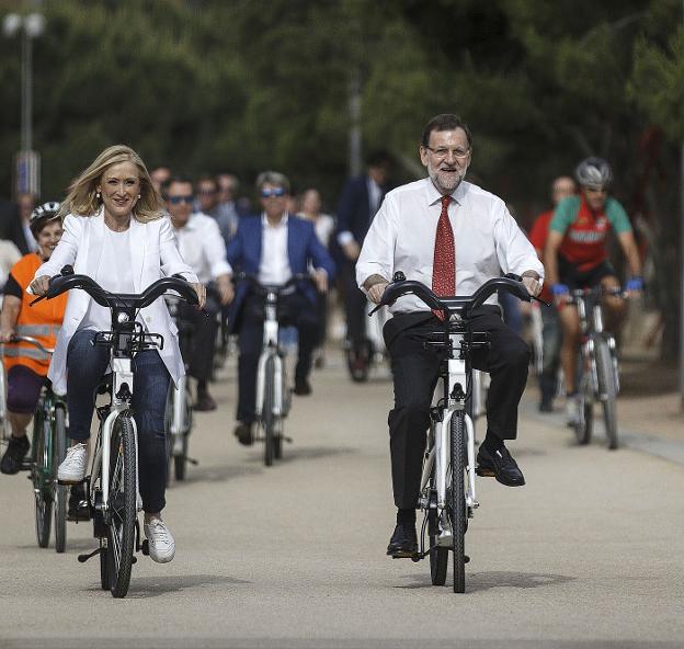 Cristina Cifuentes y Mariano Rajoy, durante la campaña electoral de las elecciones municipales y autonómicas de 2015. :: Andrea Comas / Reuters
