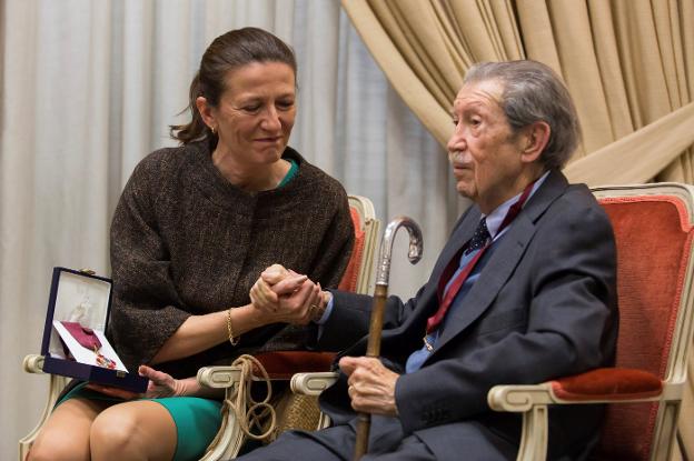 Manuel Alcántara y la viuda de Antonio Garrido, durante el acto. :: EFE

