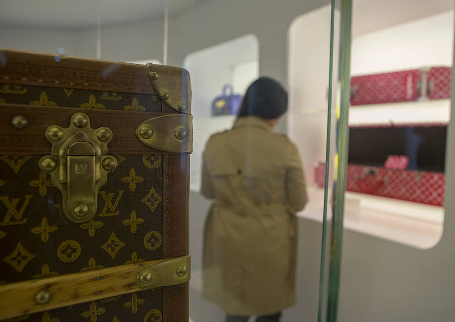 'Time Capsule' narra la historia de Louis Vuitton a través de una cuidada selección de objetos y documentos pertenecientes a los archivos de la 'maison', que cubren más de 160 años de historia. 