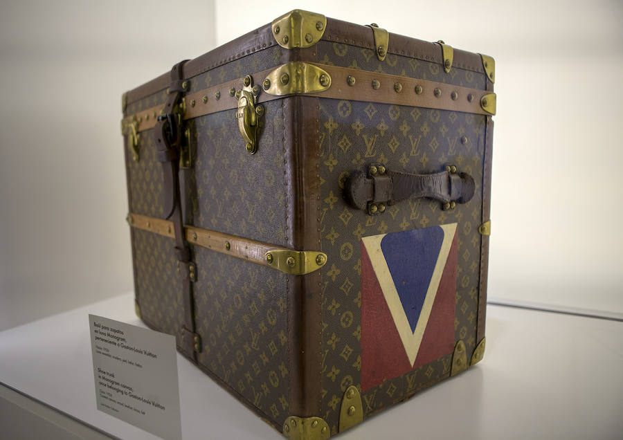 'Time Capsule' narra la historia de Louis Vuitton a través de una cuidada selección de objetos y documentos pertenecientes a los archivos de la 'maison', que cubren más de 160 años de historia. 