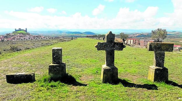 Estado actual de las tres cruces de El Calvario tras el ataque, con la fortaleza al fondo. :: l.r.