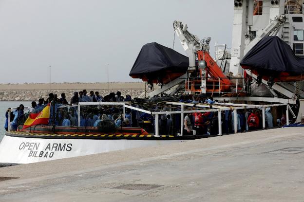 Decenas de inmigrantes esperan para desembarcar del 'Open Arms', el pasado 17 de marzo en Pozzallo. :: A. Parrinello / reuters