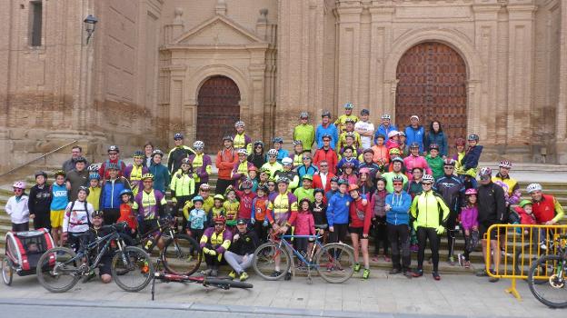 UN CENTENAR DE CICLISTAS EN EL VIII DÍA DE LA BICICLETA