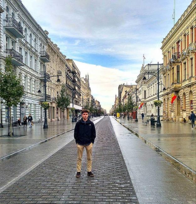 El joven logroñés Miguel García Alonso posa en una calle de Lodz (Polonia). :: M.G.A.
