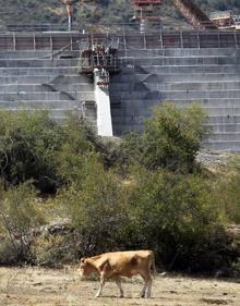 Imagen secundaria 2 - Diferentes panorámicas de las obras de construcción de la presa de Enciso. 