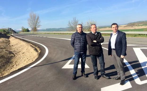 Mejora la seguridad vial en el cruce de carretera de Ochánduri con un camino rural