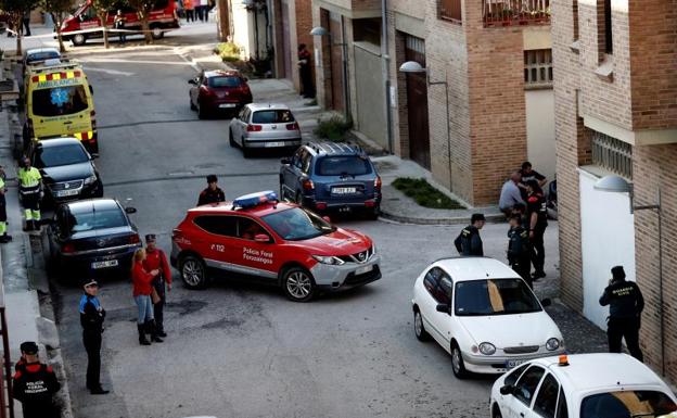 Efectivos de la Policía Foral, esta tarde en las inmediaciones del domicilio de la localidad navarra de Olite.