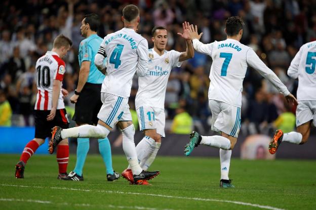Cristiano Ronaldo celebra con Lucas Vázquez el gol del empate que marcó ayer al Athletic. :: J. M. / EFE
