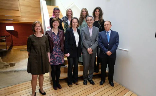 Los premiados con la alcaldesa, el rector y el presidente de la Cámara de Comercio. 