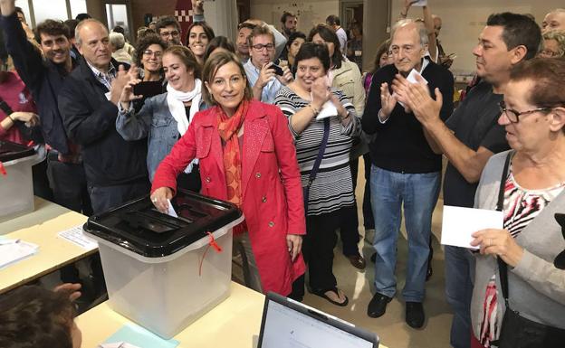 Carme Forcadell, votando el 1-O.