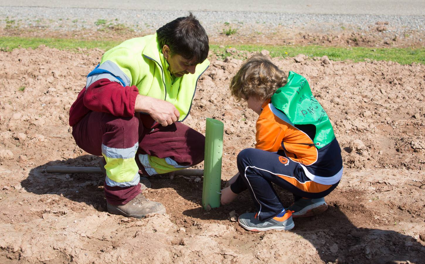 Cuca Gamarra y unos 200 escolares de la ciudad han participado en la tradicional plantación de encinas y pinos en el parque de La Grajera