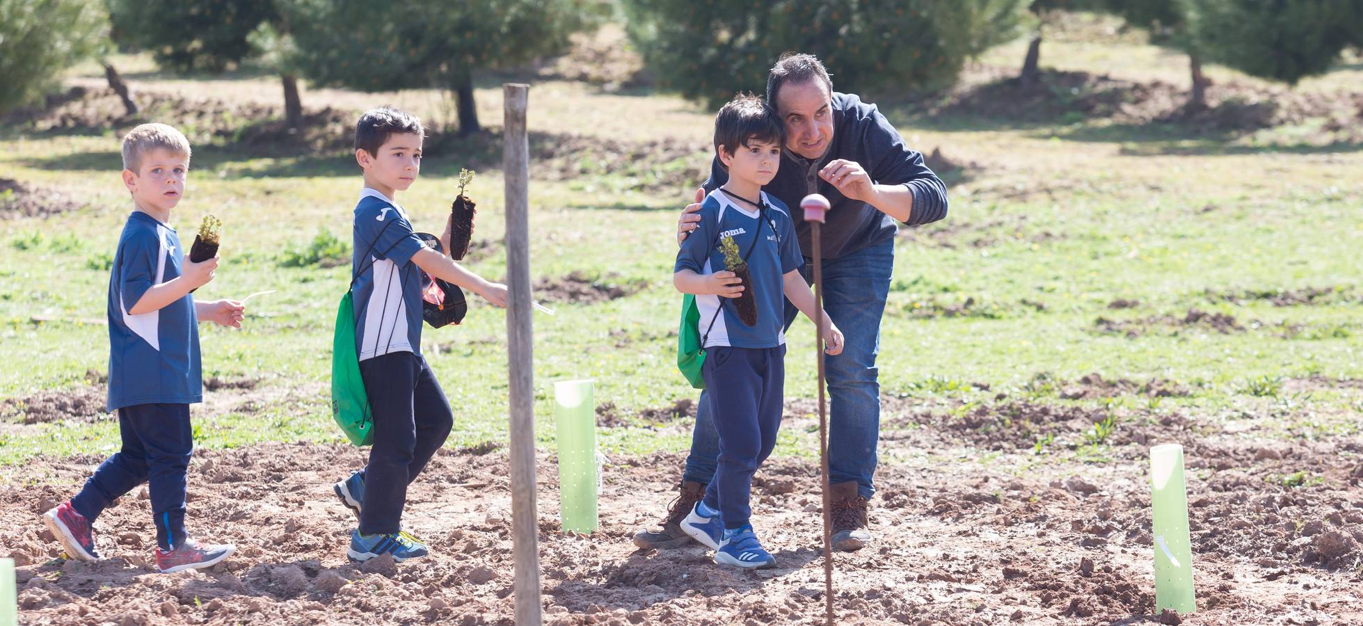 Cuca Gamarra y unos 200 escolares de la ciudad han participado en la tradicional plantación de encinas y pinos en el parque de La Grajera