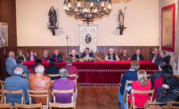 Asamblea celebrada en el 'Salón de las doncellas', con asistencia de unas treinta personas. :: 