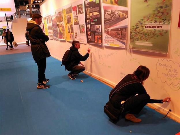 Los alumnos actúan en la exposición en Madrid. :: M. A.