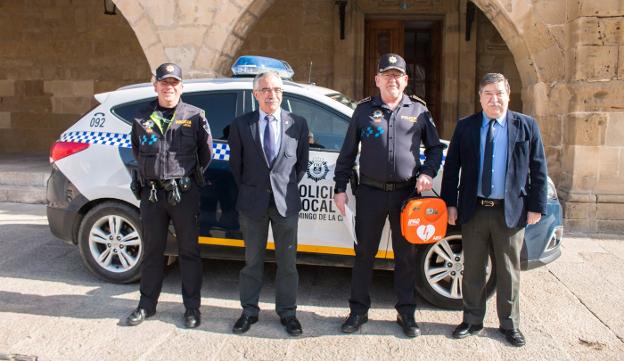 La Policía Local incorpora el desfibrilador a su equipamiento. :: albo
