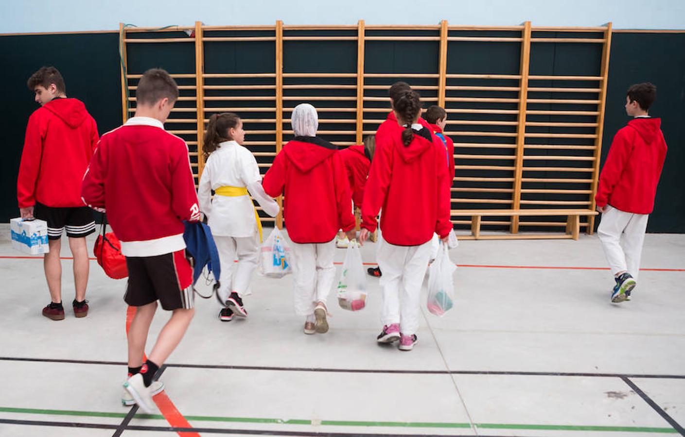 Esta tarde se ha celebrado un entrenamiento solidario en el polideportivo de Lardero. Los gimnasios de kárate Oriente, Pedro Fernández y Total Sport han participado de ia idea solidaria. Para participar sólo había que llevar un kilo de comida para donarlo a Cáritas. 