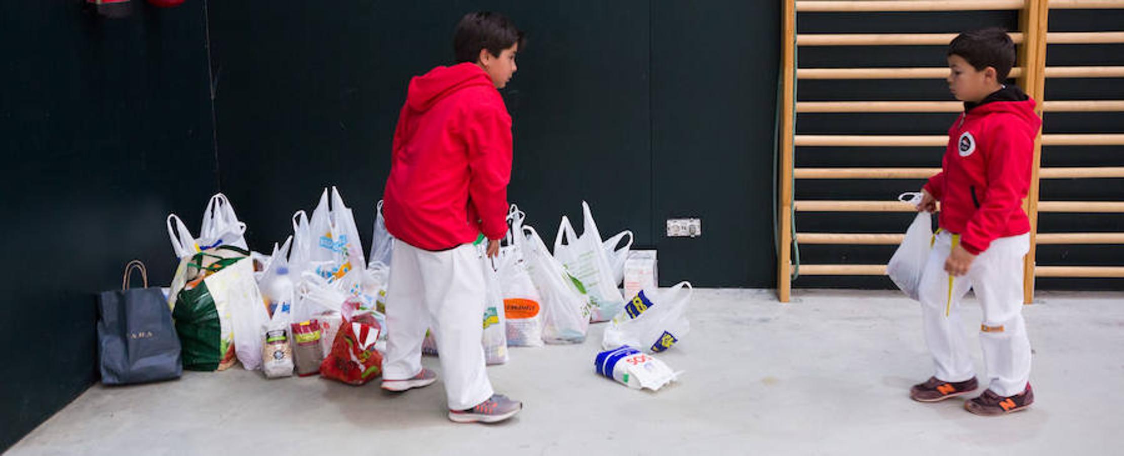 Esta tarde se ha celebrado un entrenamiento solidario en el polideportivo de Lardero. Los gimnasios de kárate Oriente, Pedro Fernández y Total Sport han participado de ia idea solidaria. Para participar sólo había que llevar un kilo de comida para donarlo a Cáritas. 