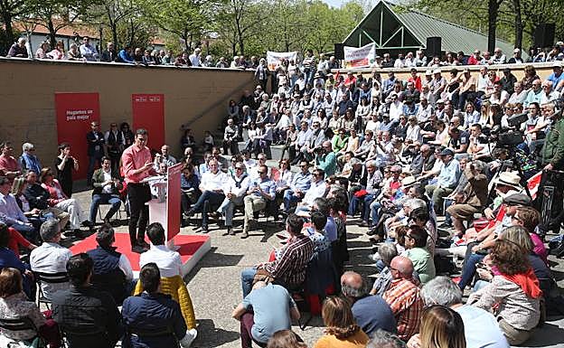 Pedro Sánchez se dirige a las personas que han acudideo a verle a la plaza Joaquín Elizlde de Logroño. 