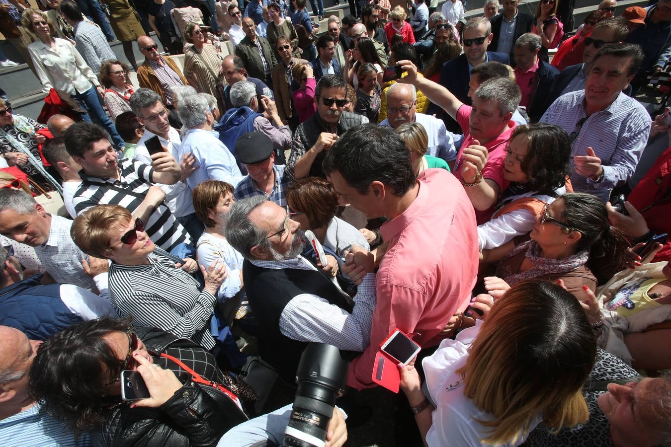 el secretario general del PSOE ha pronunciado un discurso en la plaza Joaquín Elizalde.
