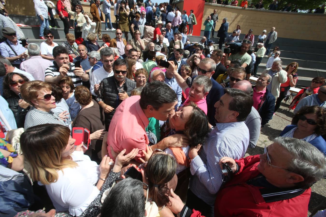 el secretario general del PSOE ha pronunciado un discurso en la plaza Joaquín Elizalde.