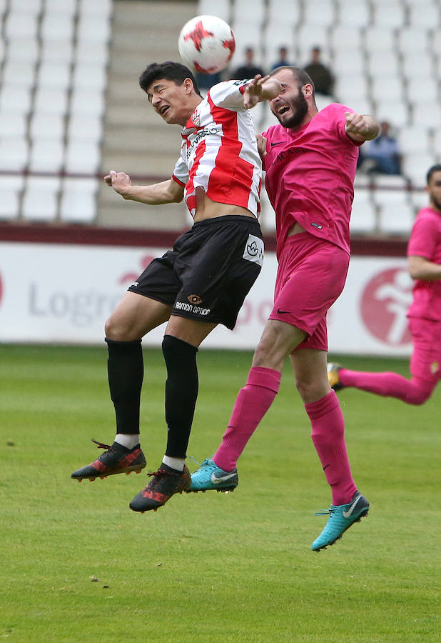 La UDL perdió ayer cualquier opción de colarse entre el cuarteto de elegidos para disputar el play off de ascenso a Segunda división tras perder en Las Gaunas (1-2) ante un potente Sporting en un partido en el que sobró la polémica.